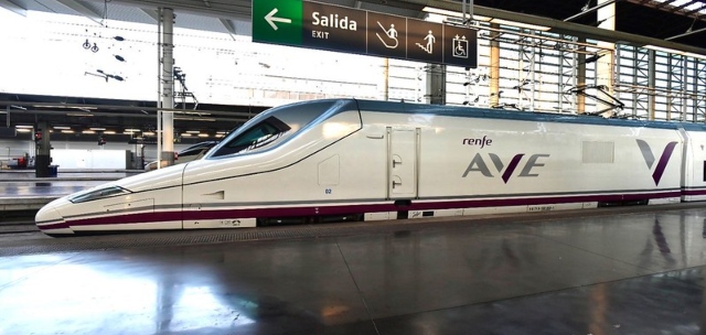Más de 1,1 millones de viajeros han utilizado los trenes transversales de Renfe que enlazan la Comunitat Valenciana con el norte peninsular durante el último año