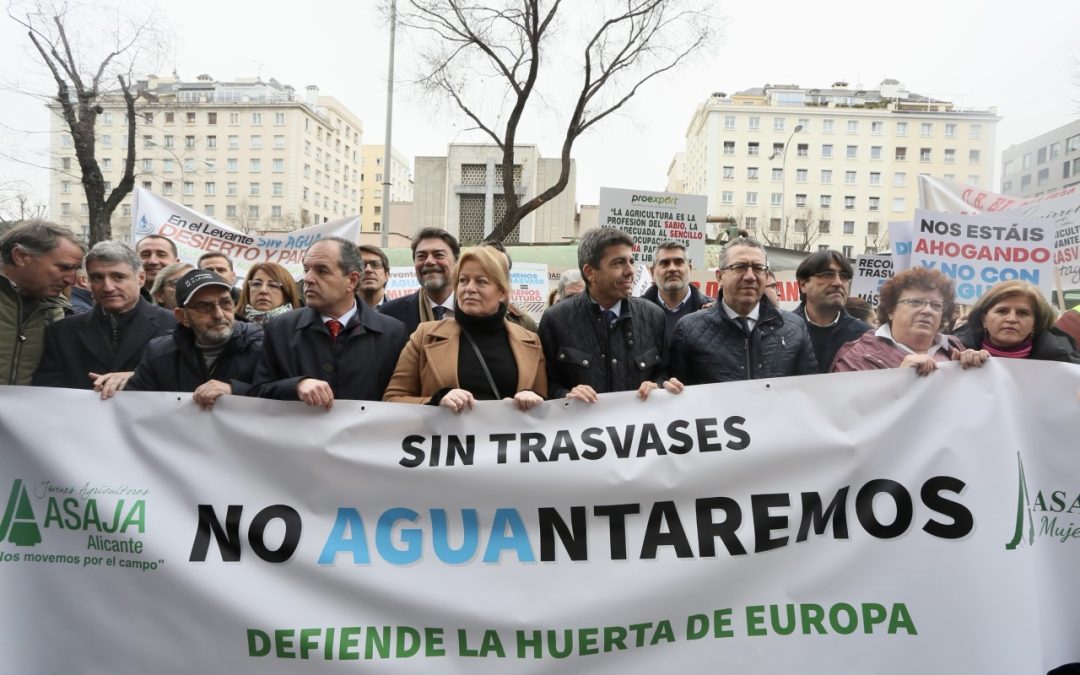 Mazón da un golpe de solidaridad al PSOE: «No negamos agua a quien nos la negó»
