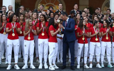 Pedro Sánchez anuncia la concesión de la medalla de oro al Mérito Deportivo a la selección femenina de fútbol