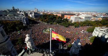 Unas 170.000 personas participan en una nueva protesta contra la ley de amnistía en Madrid