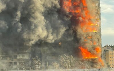 El fuego devora un bloque de viviendas en la ciudad de Valencia